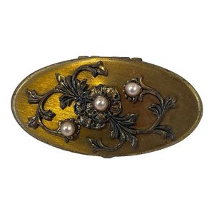 Boîte à pilules décorative en laiton faite à la main avec motif floral en relief adapté pour offrir ou ranger de petits objets essentiels - Product Image 3