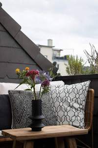 Vase de table en forme de larme noir mat minimaliste moderne fait à la main, pièce élégante en métal pour la maison, le bureau ou la décoration de mariage - Product Image 2