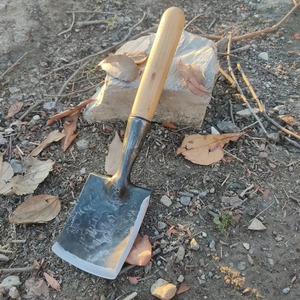 Mini Pelle de survie artisanale médiévale robuste et durable: votre outil parfait pour la survie - Product Image 1