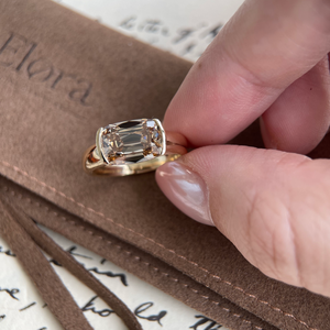 Bague en diamant de culture de laboratoire taille Altschliff-Cushion couleur champagne par Alice - Product Image 4