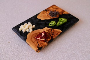 Planche à découper en bois époxy de qualité supérieure, design unique en résine, idéale pour servir des fruits, des légumes et du fromage, fabriquée à la main en Inde - Product Image 3
