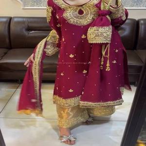 Traje Étnico VASTRA COTTAGE para Mujer, Top Bordado en Georgette Sintético Pesado, Plazo y Dupatta con Lentejuelas, para Fiestas - Product Image 3