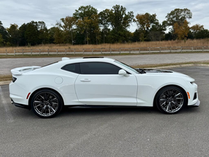 Chevrolet Camaro ZL1 Sedán RWD 2024 Usado, Blanco Premium, Volante a la Izquierda, Interior Oscuro, Asientos de Cuero R18, Automático, Aleación de Aluminio - Product Image 5
