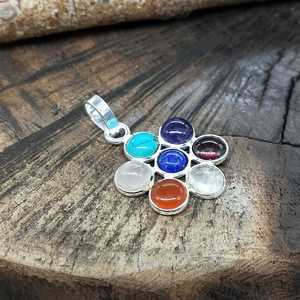 Pendentif en pierre naturelle 7 Chakra en argent sterling 925 multi-cluster fait à la main en Inde en gros pendentifs fins et collier à breloques - Product Image 4