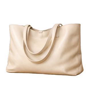 Productos: este es un bolso tote de cuero con textura minimalista, probablemente de marcas como Al-Burhan Bag - Product Image 1