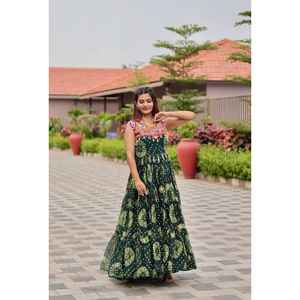 ชุดเดรสงานปักลายแกมะธีพิเศษสำหรับวันนวรมตรี พร้อมงานปักกระจกแท้ แบรนด์ RADHE EXPORT สไตล์งานปาร์ตี้ เหมาะสำหรับงานรับปริญญา แห้งเร็ว - Product Image 1