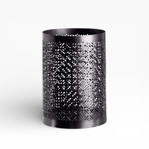 Ensemble de bougeoirs modernes en métal noir et or avec motif traditionnel de découpe mandala - Product Image 3