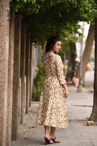 Elegante vestido de línea A de longitud media para mujer con pliegues y bordado adecuado para salidas casuales y eventos formales - Product Image 3