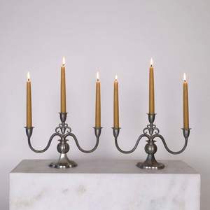 Elegantes candelabros de metal con detalles intrincados, ideales para la decoración del hogar inspirada en el palacio real o la configuración del escenario del banquete - Product Image 6