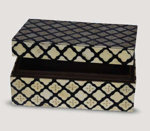 Boîte décorative en bois de luxe artisanale avec un élégant motif en incrustation de quatre feuilles en noir et blanc, rectangulaire, pour souvenirs - Product Image 3