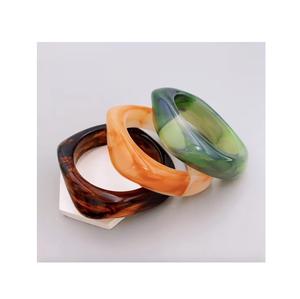 Bracelet en bois artisanal de luxe, écologique, avec des accents élégants pour des déclarations de style moderne en matière de bijoux - Product Image 1