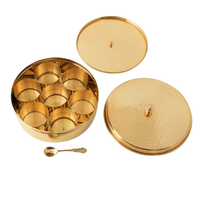 Boîte Masala en laiton de haute qualité avec finition dorée Fournisseur indien Boîte à épices métallique arrondie pour la cuisine Outils pour herbes et épices