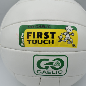 ลูกบอลยิงลูกบอลพีวีซีเกลิคผลิตตามสั่งอุปกรณ์ GAA พร้อมโลโก้ที่ทนทานสำหรับการแข่งขันฟุตบอล - Product Image 3