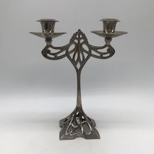 Candelabro de metal para interiores de estilo victoriano que ofrece detalles artesanales y elementos decorativos específicos de la época. - Product Image 1