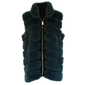 Gilet Orilag vert doux et chaud en fourrure véritable fabriqué en italie collection automne hiver 2023 pour l'exportation