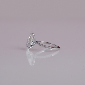 Anillo de compromiso con pavimento clásico certificado IGI Chapado en plata de ley, corte de pera, Diamante cultivado en laboratorio, Diamante de corte de media eternidad - Product Image 3