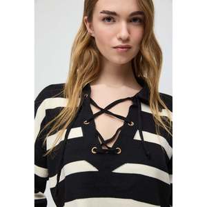 Suéter Casual a Rayas con Detalle de Lazos Cruzados en la Parte Delantera, 100% Acrílico - Product Image 2