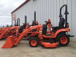 Tracteur agricole Kubota BX2380 de 23 CV avec tondeuse et chargeur frontal attachés - Product Image 2