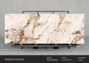 Murs architecturaux verticaux dramatiques formés avec des dalles de porcelaine noire à haute brillance de 800x3200 mm - Product Image 1