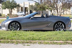 Lexus LC 500 Convertible 2023 Usado en Excelentes Condiciones, 3,800 Millas, Motor V8, Acabado Exterior Gris - Product Image 2