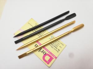 Poussoir à cuticules plaqué or en acier inoxydable Logo privé Outil de soin des ongles à double extrémité Outil de suppression des ongles au Pakistan - Product Image 2