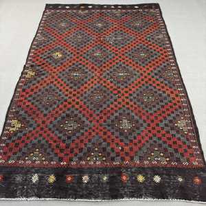 Tapis 6x9,8 pieds, tapis turc vintage, tapis Kilim noir à motifs floraux - Product Image 1