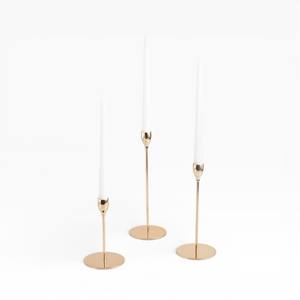 Ensemble de bougeoirs en métal de style antique avec design haut et bas pour la décoration intérieure vintage et une utilisation festive - Product Image 4