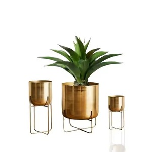 Maceta de latón contemporánea para decoración moderna, contenedor de plantas de interior con elegante acento de acabado dorado brillante - Product Image 2
