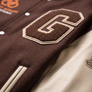 Blouson en chenille personnalisé à épaules tombantes, marron chocolat, avec patch sapin en chenille crème et manches en cuir, style Letterman personnalisé - Product Image 4