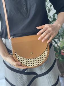 Sac à bandoulière en rotin et cuir tendance 2024 fabriqué au Vietnam pour la saison d'automne - Product Image 2