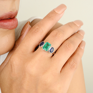 Anillo Unisex de tres piedras de zafiro azul y esmeralda hecho a medida de gama alta de diseño perfecto, joyería de piedra natal de oro blanco de 14K para mujer - Product Image 4