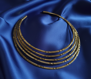 Collar Gargantilla Abierto de Latón con Textura Multicapa - Brazalete Torque de 5 Hilos con Acabado Martillado Dorado, Joyería Boho Tribal de Estilo Marcante - Product Image 3