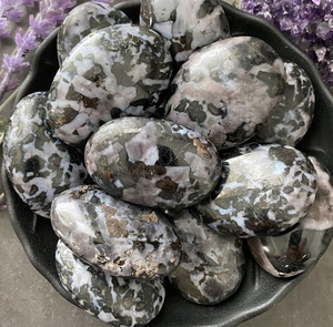 Pierre de palmier naturelle Indigo Merlinite gacro pierre puissante qui ouvre les canaux de spirituel et de compréhension roi de cristal - Product Image 2