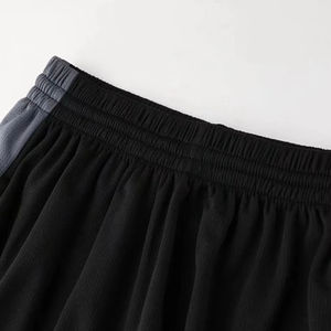 Shorts de sport de basket-ball noirs personnalisés pour hommes, respirants, avec panneaux latéraux gris et technique d'impression de poche - Product Image 5