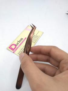 Hermosas pinzas de pestañas de acero inoxidable personalizables de oro rosa para extensiones de pestañas herramientas antiestáticas de precisión de alta calidad - Product Image 4