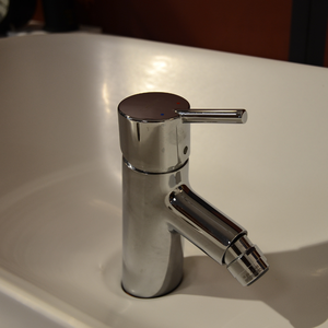 ก๊อกผสมโครเมียมคุณภาพระดับมืออาชีพพร้อมด้ามจับแบบไอคอนิกและพวยน้ำทรงกรวย ดีไซน์เรียบง่ายเหนือกาลเวลาสำหรับอ่างล้างหน้าในห้องน้ำ - Product Image 4