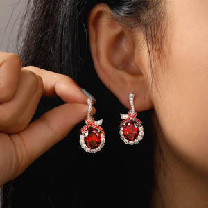 ต่างหูแฟชั่นทรงหยดน้ำรูปไข่หุ้มริบบิ้นสีแดงเงินสเตอร์ลิงเจลิยา - Product Image 5