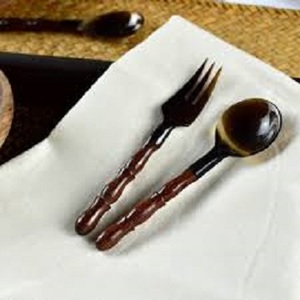 Cuillère double ton en bois de corne noire faite à la main la plus populaire avec un design élégant d'incrustation Couverts à manger uniques Cuillères de service artistiques - Product Image 1