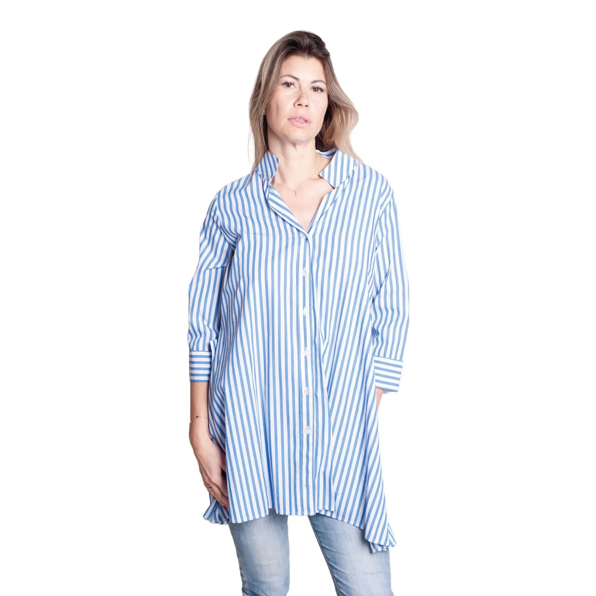 Robe-chemise italienne classique pour femme, faite à la main et de qualité supérieure. Fabriqué à partir de tissus italiens fins, avec des poches latérales et des manches 3/4