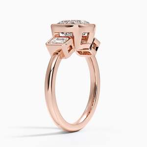 Bague de fiançailles pour femme en or 14K/18K avec trois pierres en diamant de laboratoire taille coussin et pierres latérales émeraude, certifiée IGI - Product Image 5