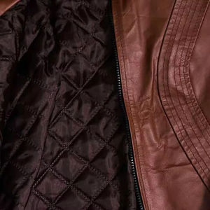 Veste en cuir véritable pour femmes construite avec une coupe propre et un toucher de qualité offrant un style universel pour chaque type de veste - Product Image 3