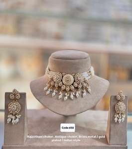 Ensemble de collier antique indien Regal avec boucles d'oreilles assorties Design de mariée lourd pour les femmes assistant à des mariages et à des rassemblements culturels - Product Image 3