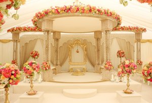 Mandap de mariage d'inspiration moghole pour les grandes célébrations Exportations DST Piliers en fibres personnalisés Mandapam Structure Décorations Londres - Product Image 6