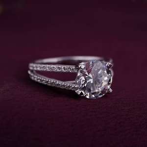 Bague de fiançailles en or blanc 14 carats de haute qualité coupe brillante Moissanite diamant tige fendue conception pour cadeaux fêtes anniversaires - Product Image 1