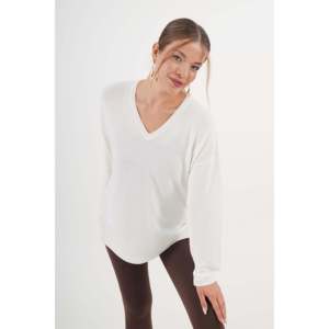 Wholesale Women's <b>V</b>-<b>Neck</b> Side Slit <b>White</b> Knitted <b>Sweater</b> - Product Image 2