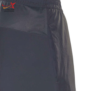 กางเกงขาสั้นออกกำลังกายเอวยางยืดแห้งเร็วของผู้ชายผ้าโพลีเอสเตอร์ลายพื้นเป็นมิตรกับสิ่งแวดล้อมสำหรับการฝึกเข้ายิมและวิ่ง - Product Image 4