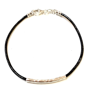 Cordon en cuir véritable noir de 2mm avec bout en argent sterling 925, fermoir et bracelet de surfeur en tube incurvé martelé flottant - Product Image 1