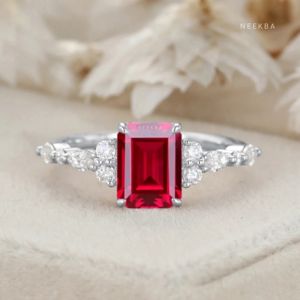 Anillo de compromiso de rubí cultivado en laboratorio de corte esmeralda de 8*6mm, anillo de racimo de rubí y moissanita de oro sólido de 10K, personalizable, varios tonos de Metal - Product Image 4