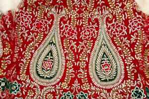 2022 Vintage fourrure Zari travail veste pour femmes brodé blanc fausse fourrure longue coton-rembourré chic hiver tenue boutons - Product Image 3