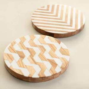 Sous-verres en bois faits à la main pour la vaisselle moderne, les fêtes et les événements - Product Image 1
